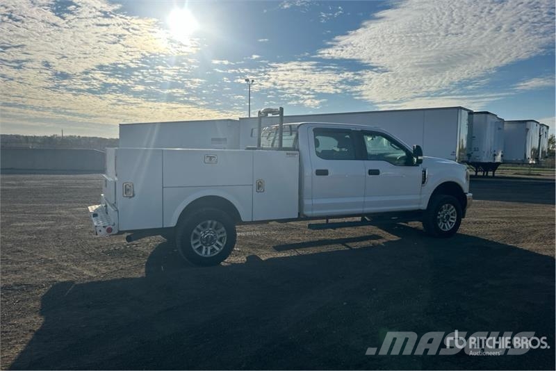 Ford F-250 4x4 Crew Cab Utility Truck Vieglais kravas automobilis/izkraušana no sāniem
