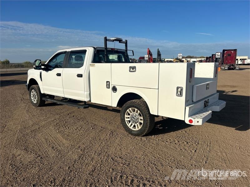 Ford F-250 4x4 Crew Cab Utility Truck Vieglais kravas automobilis/izkraušana no sāniem