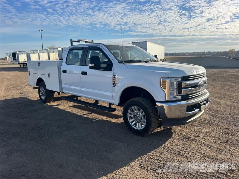 Ford F-250 4x4 Crew Cab Utility Truck Vieglais kravas automobilis/izkraušana no sāniem