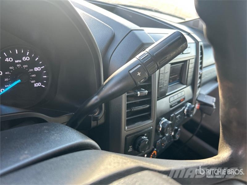 Ford F-250 4x4 Crew Cab Utility Truck Vieglais kravas automobilis/izkraušana no sāniem