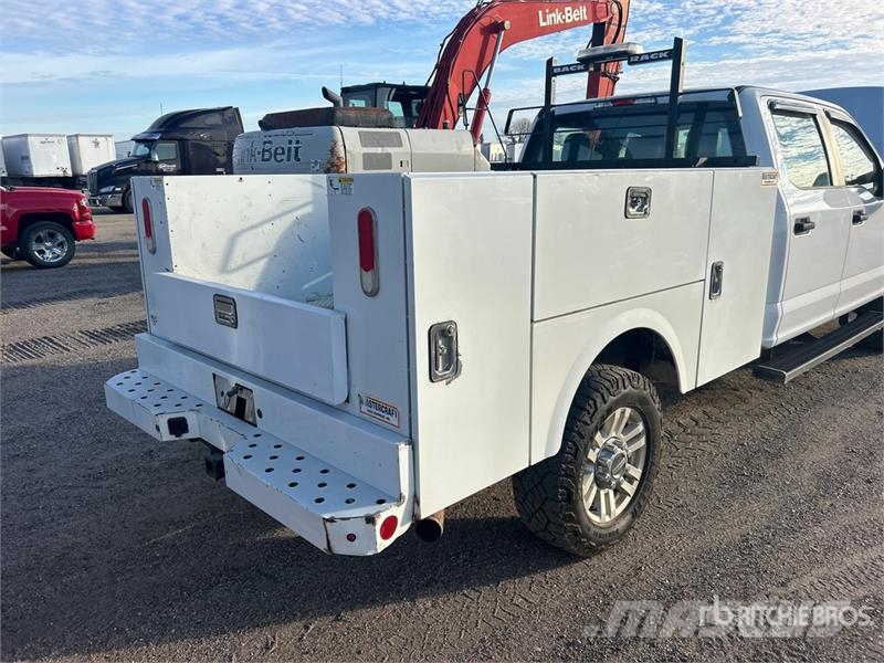 Ford F-250 4x4 Crew Cab Utility Truck Vieglais kravas automobilis/izkraušana no sāniem
