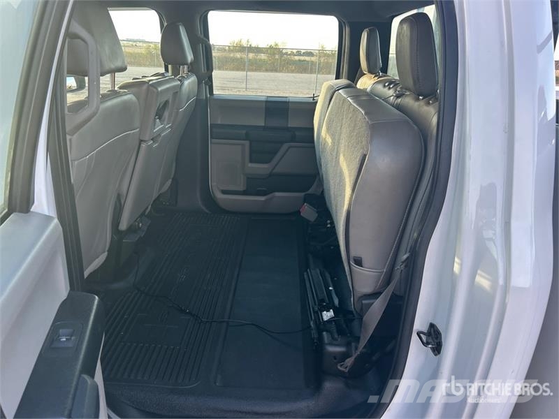Ford F-250 4x4 Crew Cab Utility Truck Vieglais kravas automobilis/izkraušana no sāniem