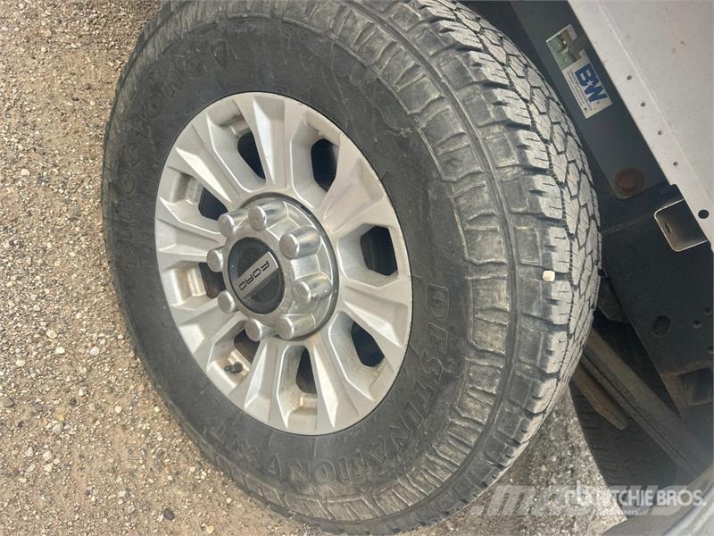 Ford F-250 4x4 Crew Cab XLT Pickup Otros