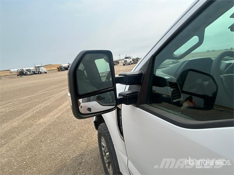 Ford F-250 4x4 Crew Cab XLT Pickup Otros