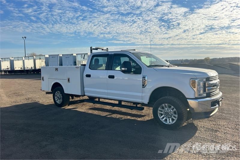 Ford F-250 4x4 Crew Cab Utility Truck Vieglais kravas automobilis/izkraušana no sāniem
