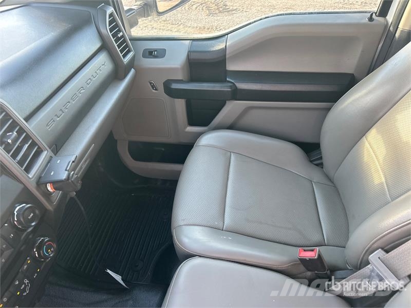 Ford F-250 4x4 Crew Cab Utility Truck Vieglais kravas automobilis/izkraušana no sāniem