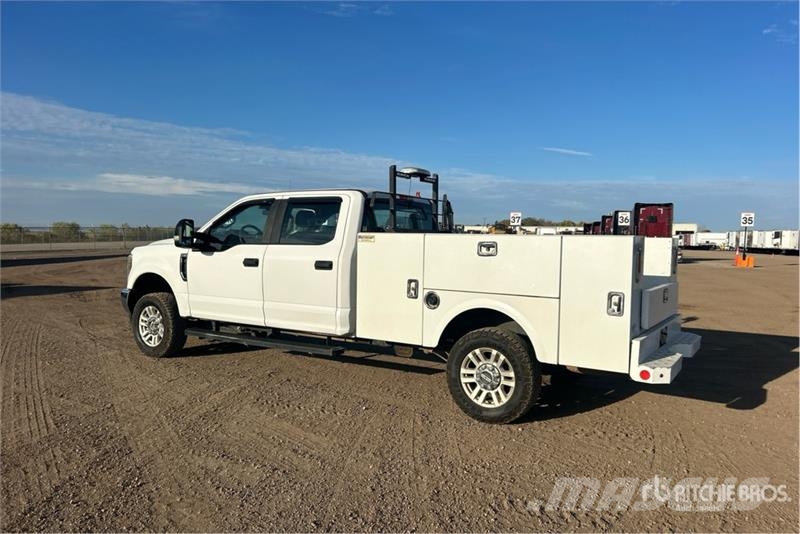 Ford F-250 4x4 Crew Cab Utility Truck Vieglais kravas automobilis/izkraušana no sāniem