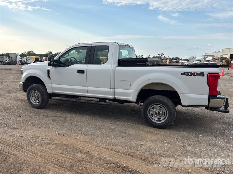 Ford F-250 4x4 Extended Cab Pickup Furgoni altro