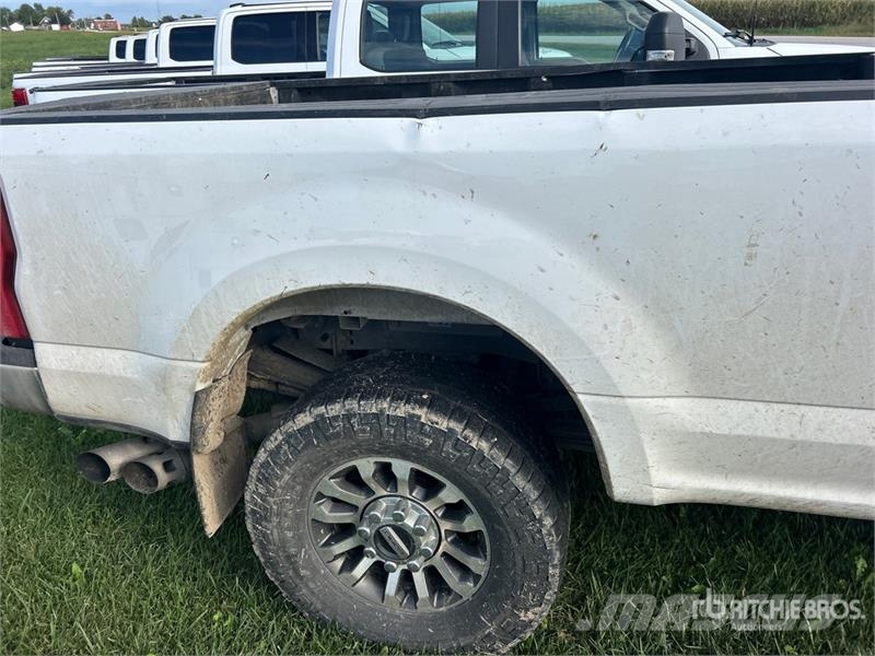 Ford F-250 Lariat 4x4 Crew Cab Pickup 其他