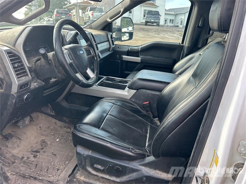 Ford F-250 Lariat 4x4 Crew Cab Pickup 其他
