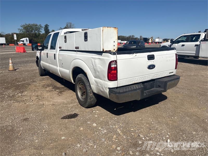 Ford F-250 XL 4x2 Crew Cab Pickup Drugi