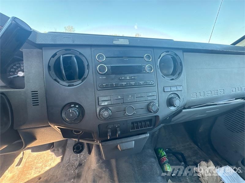 Ford F-250 XL 4x2 Crew Cab Pickup Drugi