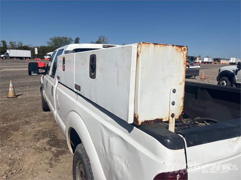 Ford F-250 XL 4x2 Crew Cab Pickup Drugi