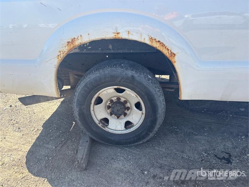 Ford F-250 XL 4x2 Crew Cab Pickup Drugi