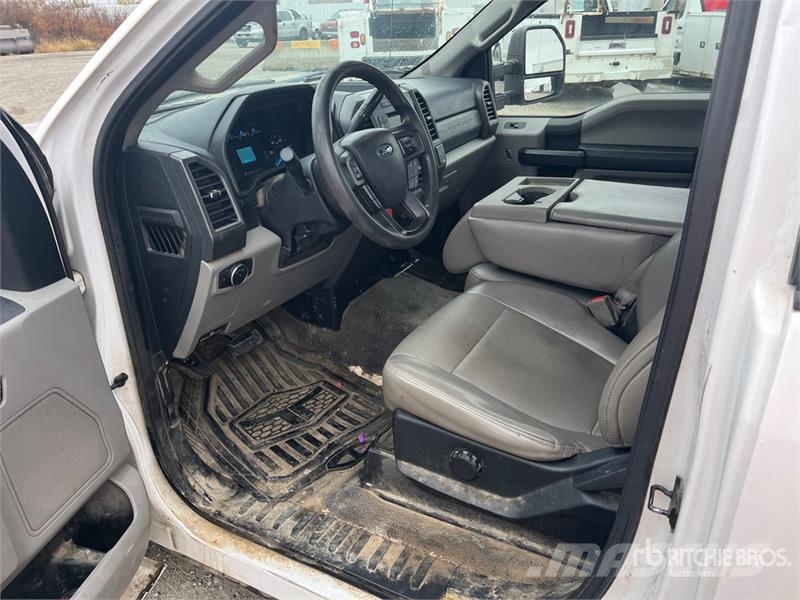 Ford F-250 XL 4x2 Utility Truck Kis teherszállító/Platós kocsi