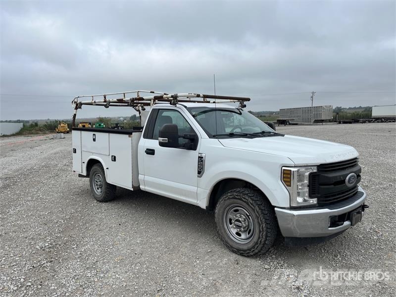 Ford F-250 XL 4x2 Utility Truck Lava-autot