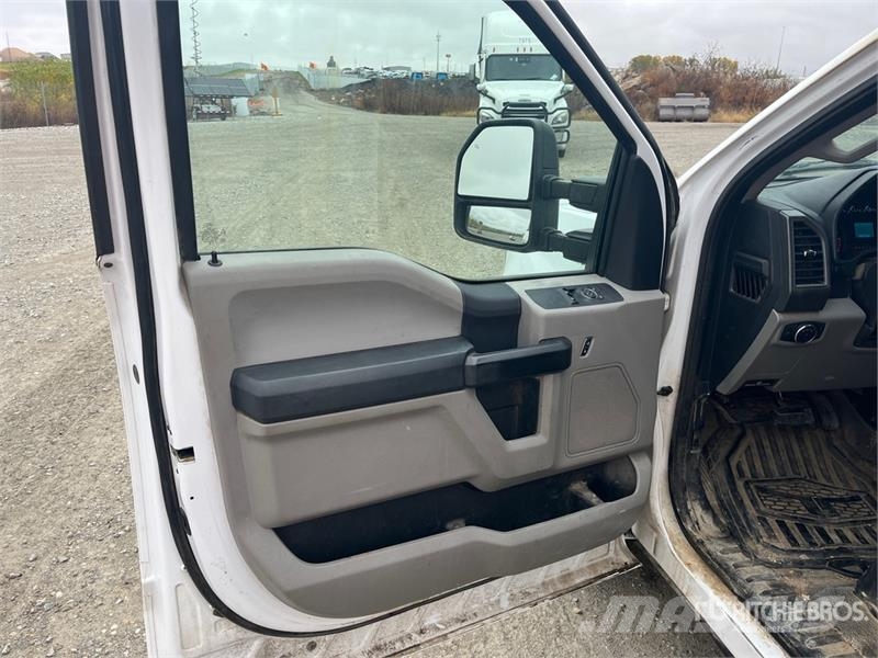 Ford F-250 XL 4x2 Utility Truck Kis teherszállító/Platós kocsi