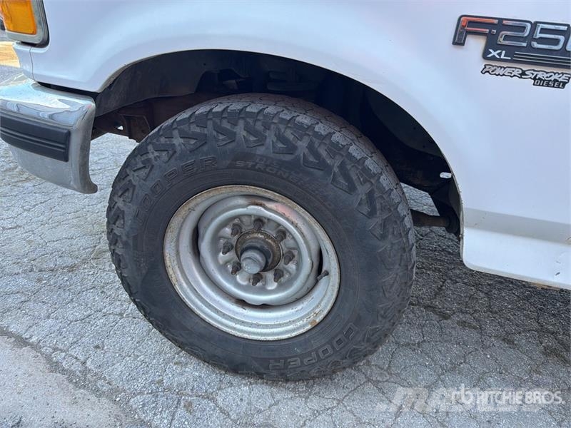 Ford F-250 XL 4x2 Utility Truck Пікапи / Бічне розвантаження