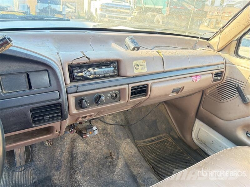 Ford F-250 XL 4x2 Utility Truck Пікапи / Бічне розвантаження
