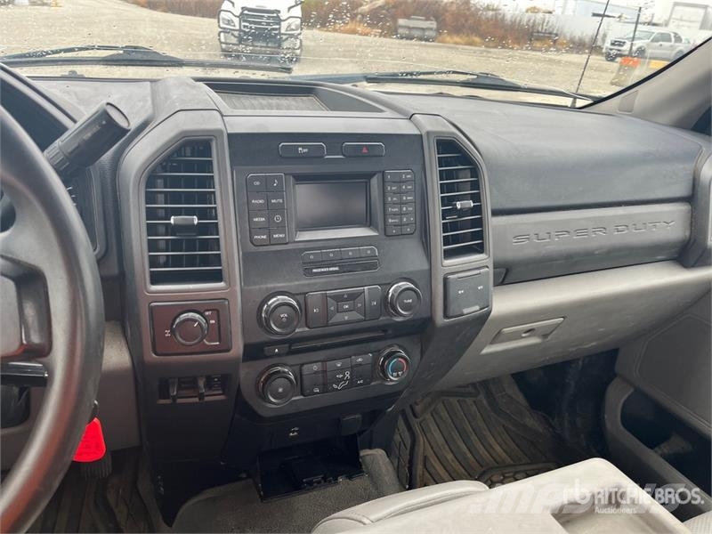 Ford F-250 XL 4x2 Utility Truck Kis teherszállító/Platós kocsi