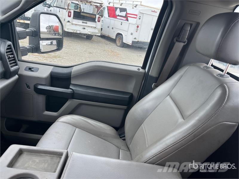 Ford F-250 XL 4x2 Utility Truck Kis teherszállító/Platós kocsi