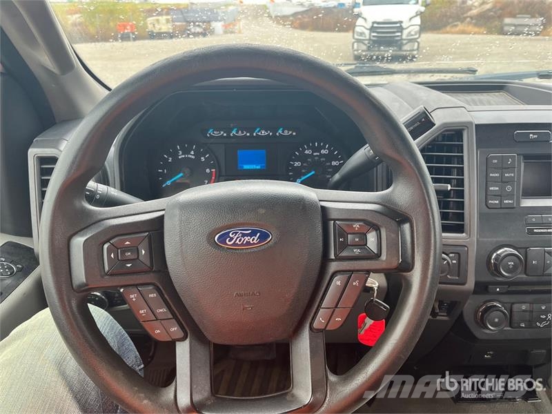 Ford F-250 XL 4x2 Utility Truck Kis teherszállító/Platós kocsi