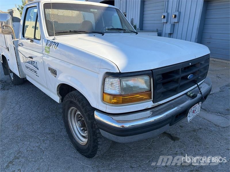 Ford F-250 XL 4x2 Utility Truck Пікапи / Бічне розвантаження