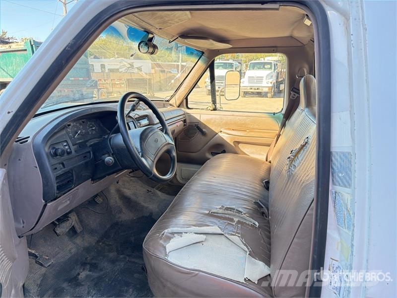Ford F-250 XL 4x2 Utility Truck Пікапи / Бічне розвантаження