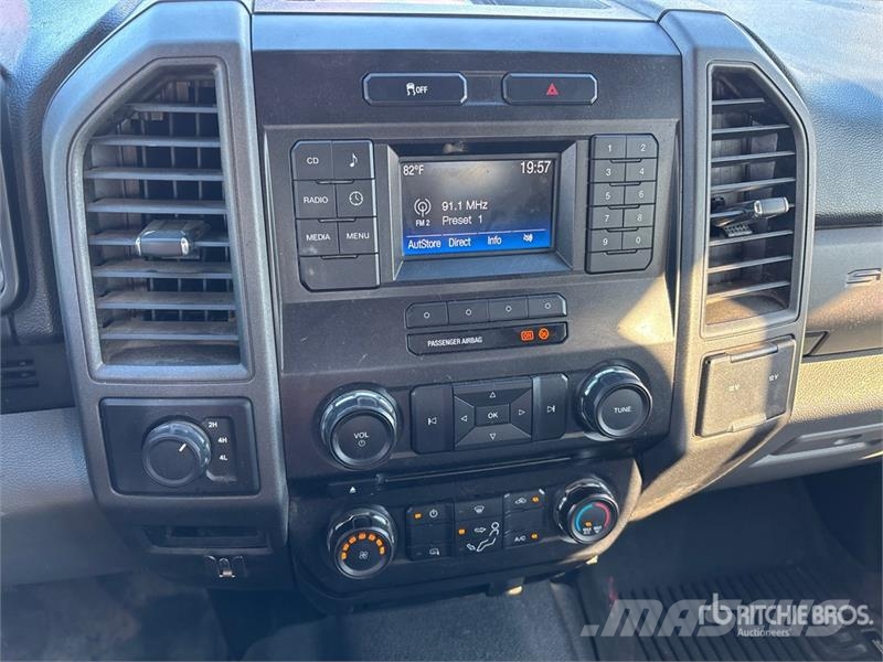 Ford F-250 XL 4x4 Crew Cab Pickup その他