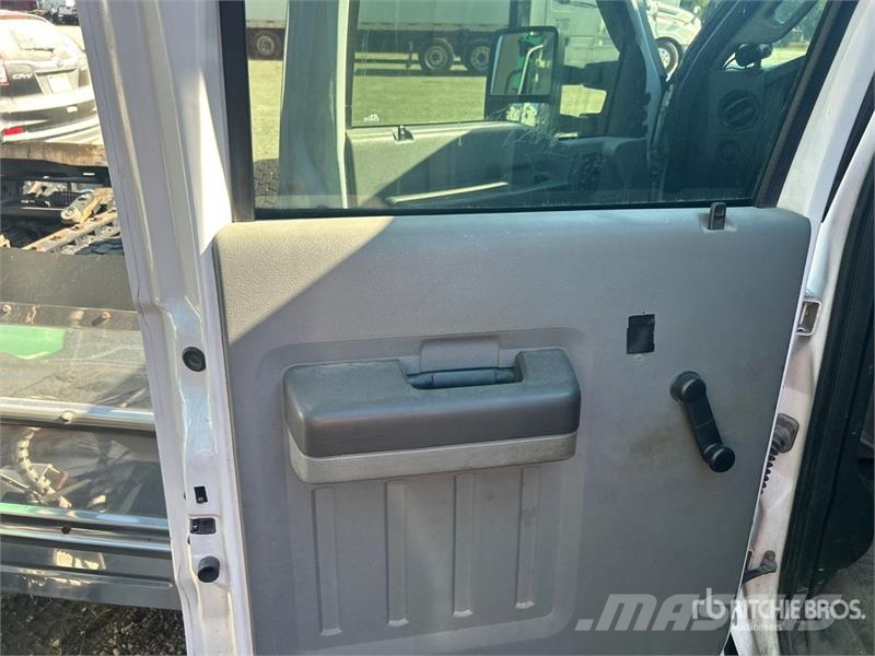 Ford F-250 XL 4x4 Crew Cab Pickup (Inoperable) Furgoni altro