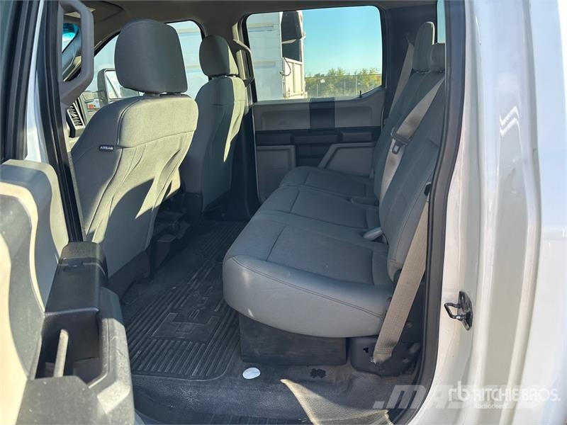 Ford F-250 XL 4x4 Crew Cab Pickup その他