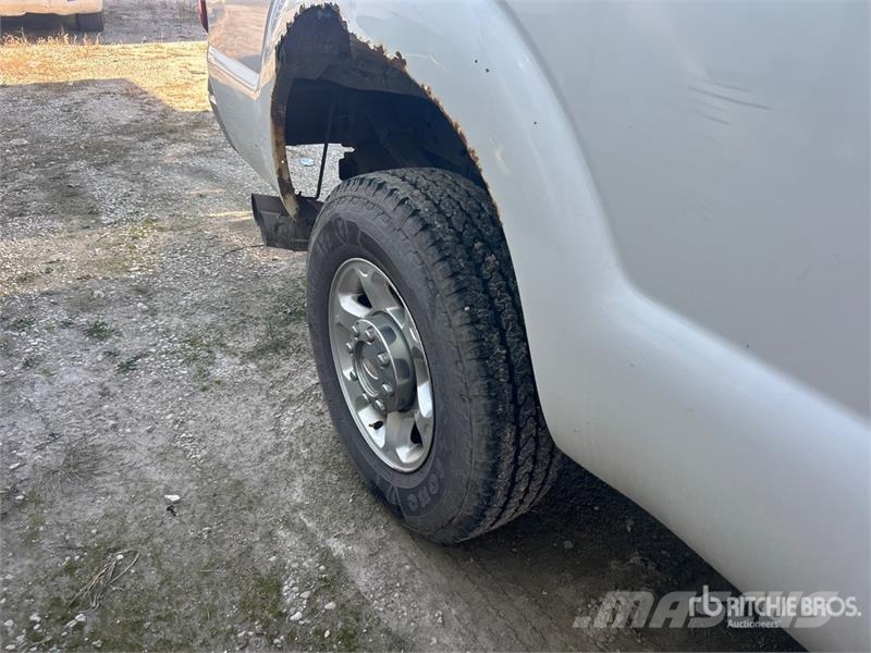 Ford F-250 XL 4x4 Crew Cab Pickup (Inoperable) Furgoni altro