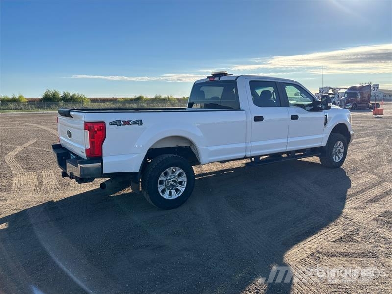 Ford F-250 XL 4x4 Crew Cab Pickup その他