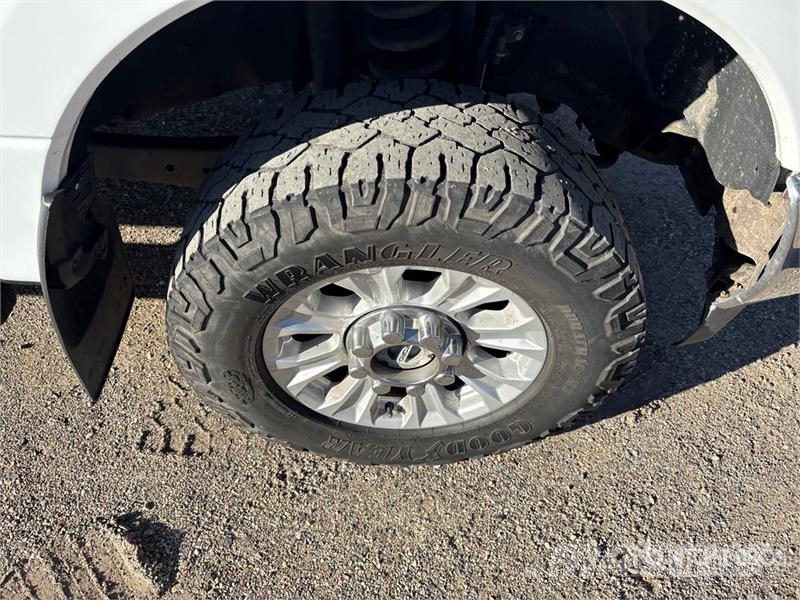 Ford F-250 XL 4x4 Crew Cab Pickup その他