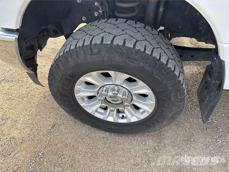 Ford F-250 XL 4x4 Crew Cab Pickup أخرى