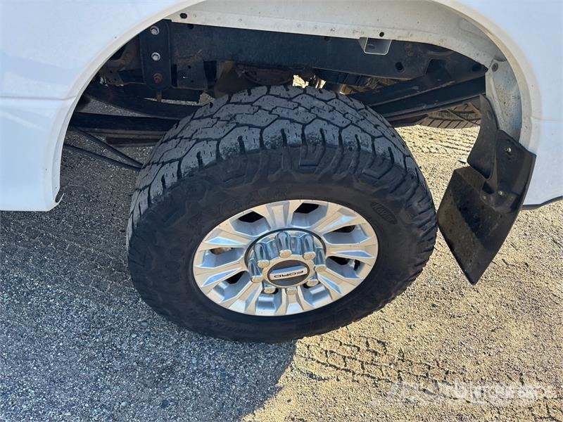 Ford F-250 XL 4x4 Crew Cab Pickup その他