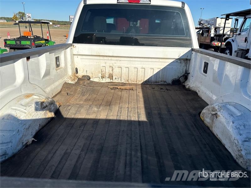 Ford F-250 XL 4x4 Crew Cab Pickup その他