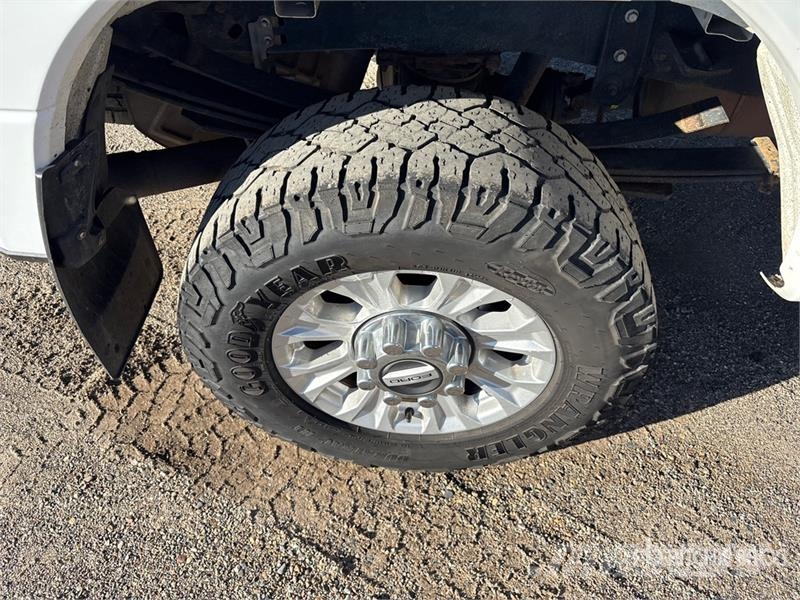 Ford F-250 XL 4x4 Crew Cab Pickup その他