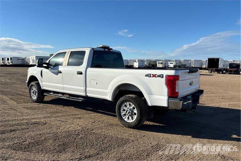 Ford F-250 XL 4x4 Crew Cab Pickup أخرى