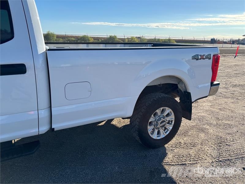 Ford F-250 XL 4x4 Crew Cab Pickup その他