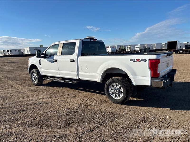 Ford F-250 XL 4x4 Crew Cab Pickup その他