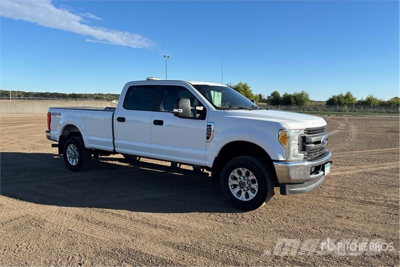 Ford F-250 XL 4x4 Crew Cab Pickup أخرى