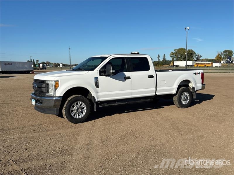 Ford F-250 XL 4x4 Crew Cab Pickup その他