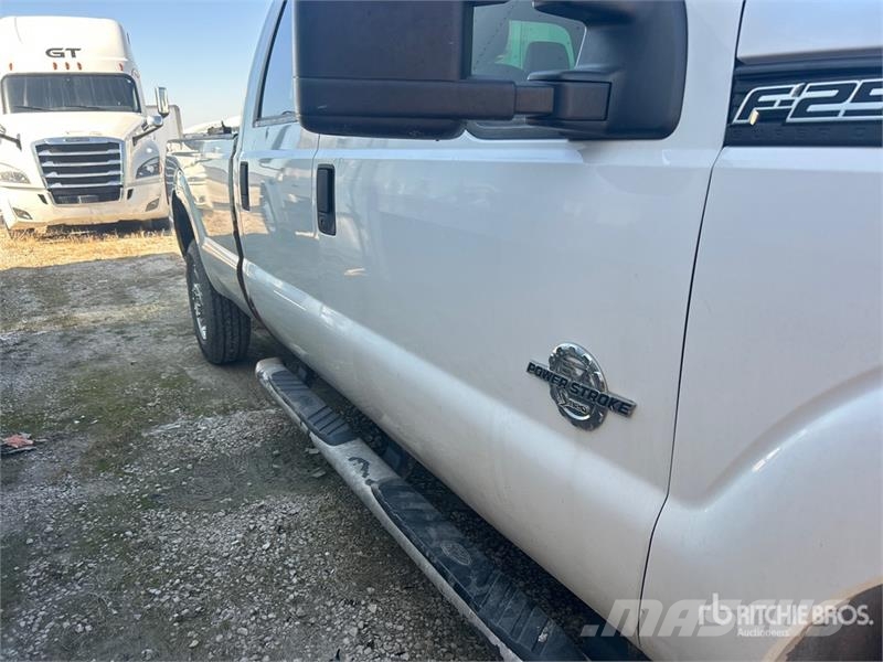 Ford F-250 XL 4x4 Crew Cab Pickup (Inoperable) Furgoni altro