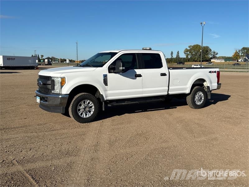 Ford F-250 XL 4x4 Crew Cab Pickup その他