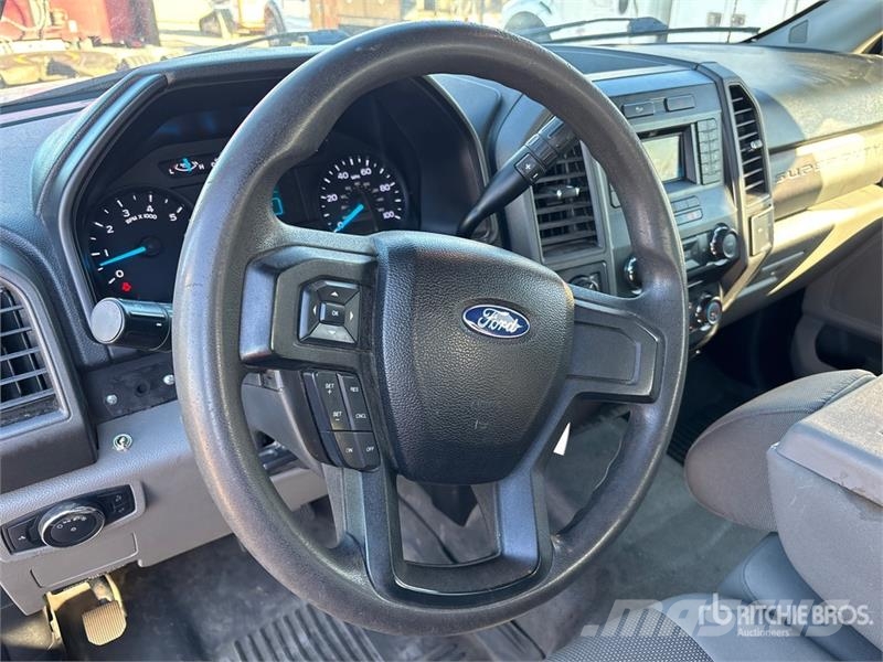 Ford F-250 XL 4x4 Crew Cab Pickup その他