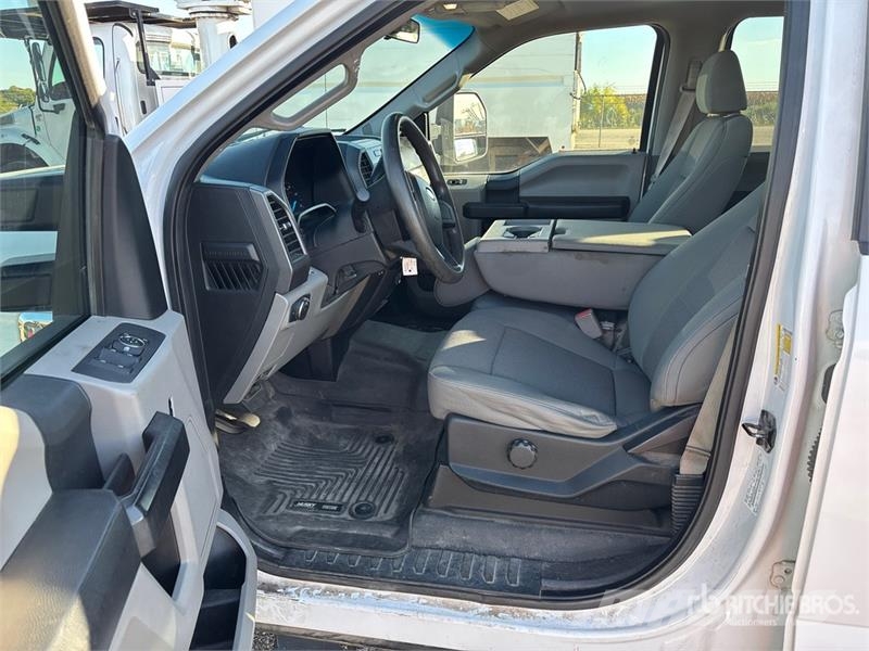 Ford F-250 XL 4x4 Crew Cab Pickup その他