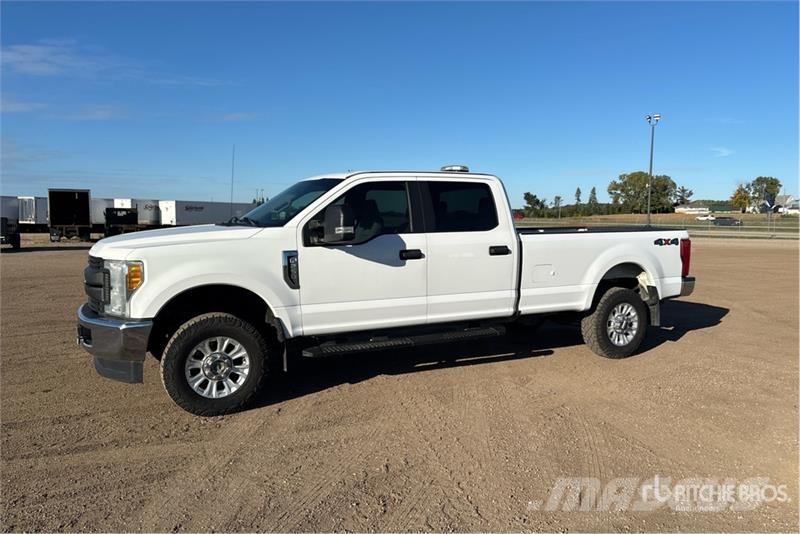 Ford F-250 XL 4x4 Crew Cab Pickup أخرى