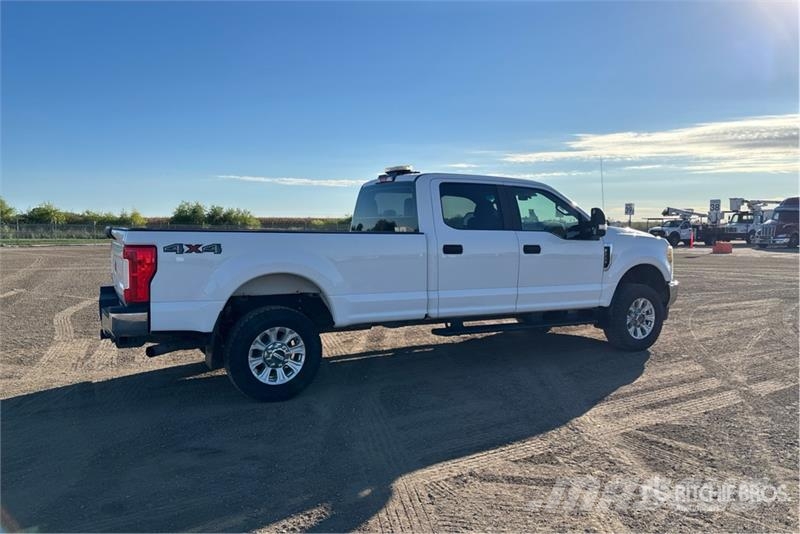 Ford F-250 XL 4x4 Crew Cab Pickup أخرى