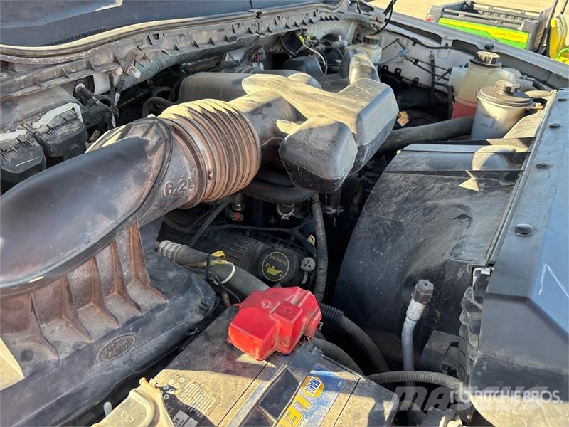 Ford F-250 XL 4x4 Crew Cab Pickup その他